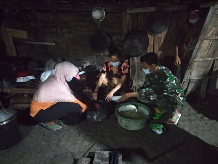 Kegiatan Tahlilan Selesai, Anggota Satgas TMMD Bojonegoro Bantu Cuci Piring
